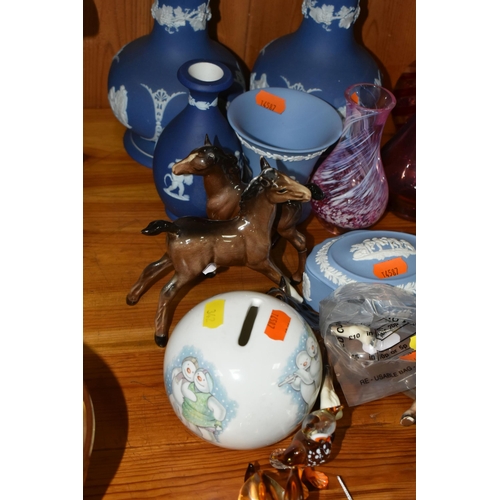 342 - A GROUP OF CERAMICS AND GLASSWARE, to include Royal Doulton figurines: Reverie HN2306, Top o'the Hil... 