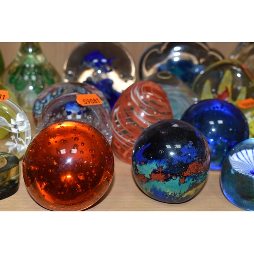 356 - A COLLECTION OF PAPERWEIGHTS, over forty pieces to include a Caithness paperweight with blue flower,... 