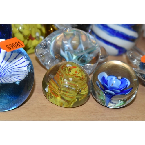 356 - A COLLECTION OF PAPERWEIGHTS, over forty pieces to include a Caithness paperweight with blue flower,... 