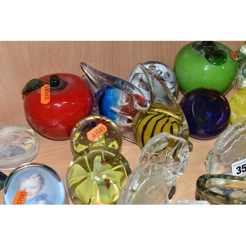 356 - A COLLECTION OF PAPERWEIGHTS, over forty pieces to include a Caithness paperweight with blue flower,... 