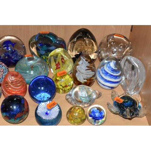 356 - A COLLECTION OF PAPERWEIGHTS, over forty pieces to include a Caithness paperweight with blue flower,... 