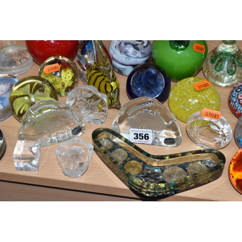 356 - A COLLECTION OF PAPERWEIGHTS, over forty pieces to include a Caithness paperweight with blue flower,... 