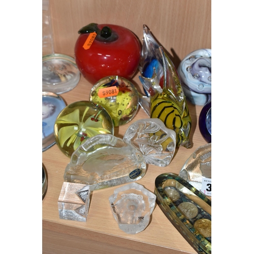 356 - A COLLECTION OF PAPERWEIGHTS, over forty pieces to include a Caithness paperweight with blue flower,... 