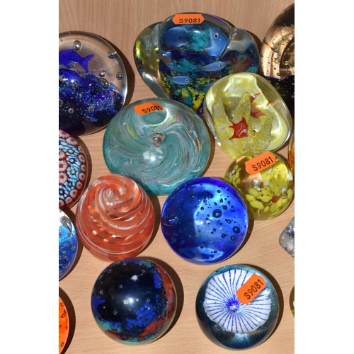 356 - A COLLECTION OF PAPERWEIGHTS, over forty pieces to include a Caithness paperweight with blue flower,... 