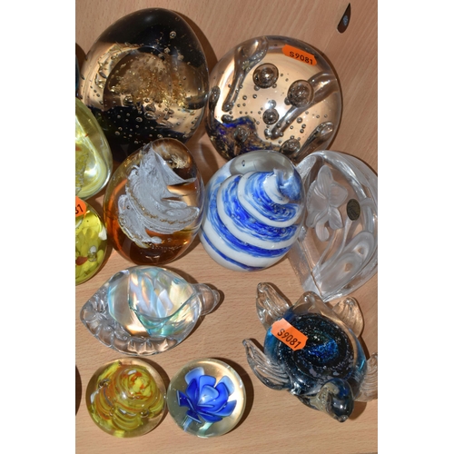 356 - A COLLECTION OF PAPERWEIGHTS, over forty pieces to include a Caithness paperweight with blue flower,... 