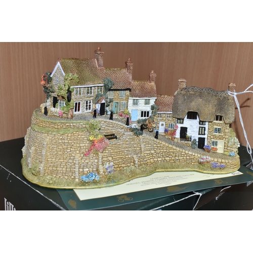 383 - A BOXED LILLIPUT LANE 'GOLD HILL, SHAFTESBURY' LIMITED EDITION SCULPTURE, L2886, with certificate nu... 