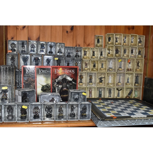 403 - A LARGE COLLECTION OF BOXED EAGLEMOSS 'LORD OF THE RINGS' FINAL BATTLE CHESS FIGURES AND CHESS BOARD... 