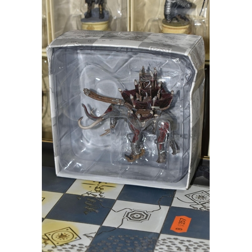 403 - A LARGE COLLECTION OF BOXED EAGLEMOSS 'LORD OF THE RINGS' FINAL BATTLE CHESS FIGURES AND CHESS BOARD... 