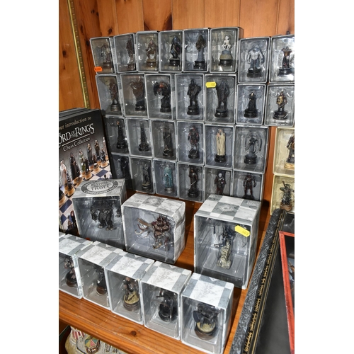 403 - A LARGE COLLECTION OF BOXED EAGLEMOSS 'LORD OF THE RINGS' FINAL BATTLE CHESS FIGURES AND CHESS BOARD... 