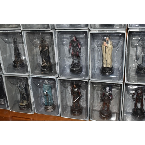 403 - A LARGE COLLECTION OF BOXED EAGLEMOSS 'LORD OF THE RINGS' FINAL BATTLE CHESS FIGURES AND CHESS BOARD... 