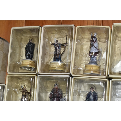 403 - A LARGE COLLECTION OF BOXED EAGLEMOSS 'LORD OF THE RINGS' FINAL BATTLE CHESS FIGURES AND CHESS BOARD... 