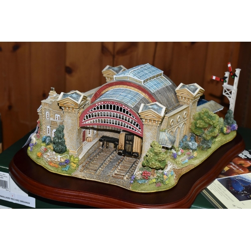 406 - A LIMITED EDITION LILLIPUT LANE 'THE MALLARD - RECORD BREAKER' SCULPTURE L2459, 0560/1500 pieces, wi... 