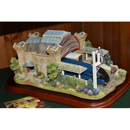 406 - A LIMITED EDITION LILLIPUT LANE 'THE MALLARD - RECORD BREAKER' SCULPTURE L2459, 0560/1500 pieces, wi... 