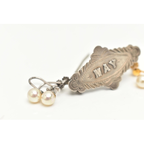 50 - TWO PAIRS OF EARRINGS AND A BROOCH, to include a pair of yellow metal imitation pearl earrings, with... 