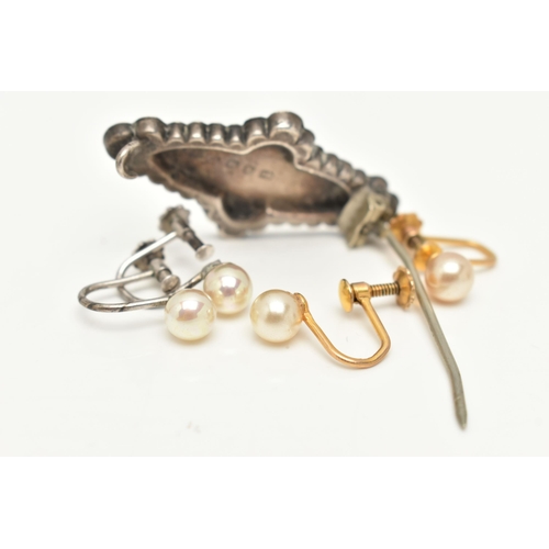 50 - TWO PAIRS OF EARRINGS AND A BROOCH, to include a pair of yellow metal imitation pearl earrings, with... 