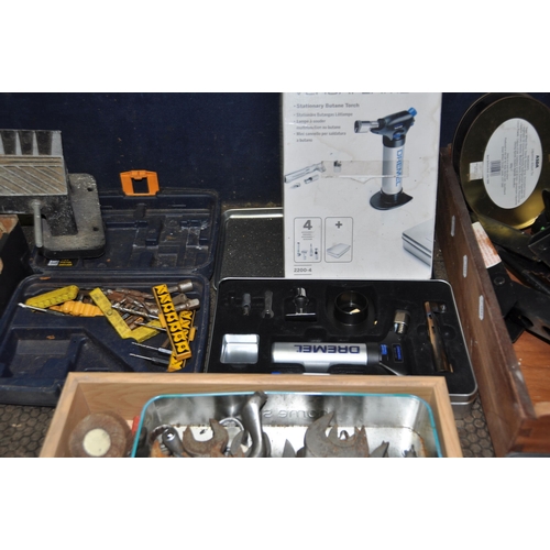 1079 - THREE TRAYS AND A TOOLBOX CONTAINING AUTOMOTIVE AND OTHER TOOLS including a Dremel Versaflame, meter... 