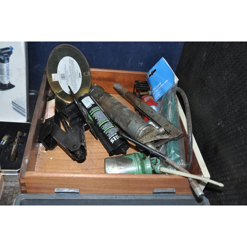 1079 - THREE TRAYS AND A TOOLBOX CONTAINING AUTOMOTIVE AND OTHER TOOLS including a Dremel Versaflame, meter... 