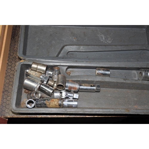 1079 - THREE TRAYS AND A TOOLBOX CONTAINING AUTOMOTIVE AND OTHER TOOLS including a Dremel Versaflame, meter... 