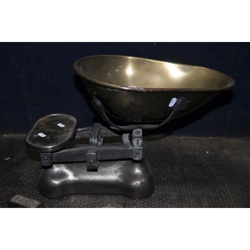 1084 - A SET OF VINTAGE GROCERS SCALES with a brass bowl and six Avery weights comprising of a 14lb, a 4lb,... 