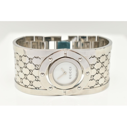 51 - A LADIES 'GUCCI' WRISTWATCH, a quartz movement, 'Twirl' watch, round rotating mother of pearl dial, ... 