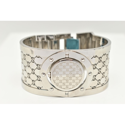 51 - A LADIES 'GUCCI' WRISTWATCH, a quartz movement, 'Twirl' watch, round rotating mother of pearl dial, ... 