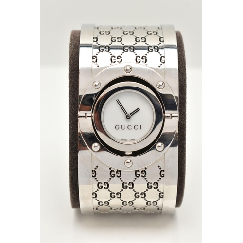 51 - A LADIES 'GUCCI' WRISTWATCH, a quartz movement, 'Twirl' watch, round rotating mother of pearl dial, ... 