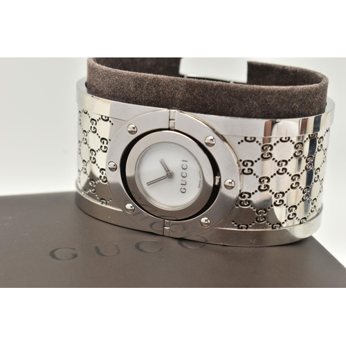 51 - A LADIES 'GUCCI' WRISTWATCH, a quartz movement, 'Twirl' watch, round rotating mother of pearl dial, ... 