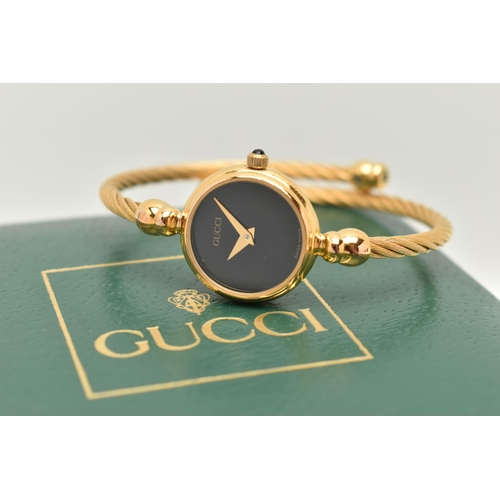 53 - A LADIES 'GUCCI' WRISTWATCH, quartz movement, round black dial, signed 'Gucci', gold plated case, ap... 