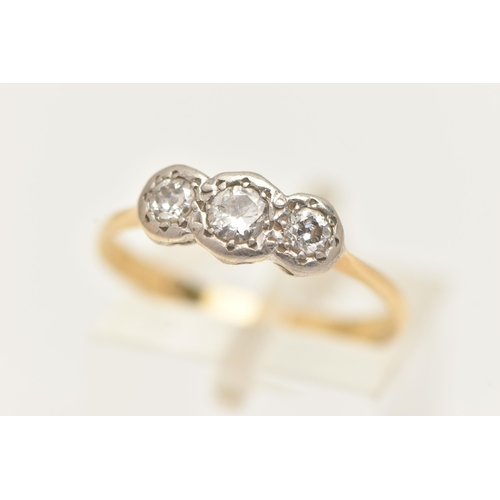 8 - A YELLOW METAL DIAMOND RING, set with three round brilliant cut diamonds, illusion set in a white me... 