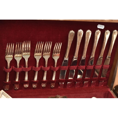 86 - A BOX OF MAINLY SILVER PLATED CUTLERY, to include an early 20th century cut glass scent bottle with ... 