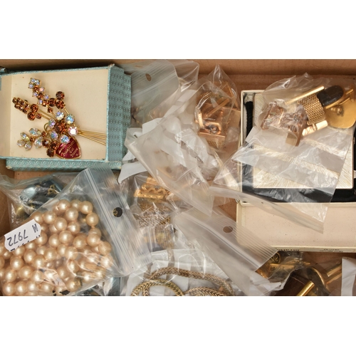 96 - A SELECTION OF MAINLY COSTUME JEWELLERY, to include an oval micro mosaic brooch, an agate bead neckl... 