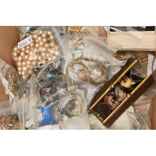 96 - A SELECTION OF MAINLY COSTUME JEWELLERY, to include an oval micro mosaic brooch, an agate bead neckl... 