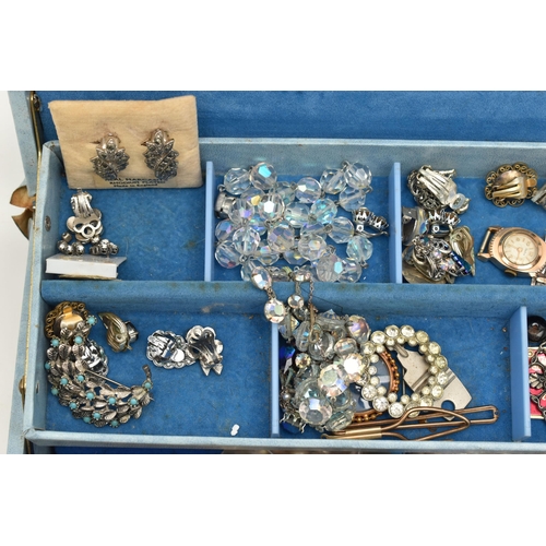 99 - A JEWELLERY BOX OF ASSORTED JEWELLERY, to include assorted costume jewellery, including beaded neckl... 