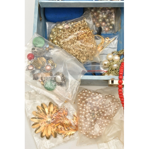 99 - A JEWELLERY BOX OF ASSORTED JEWELLERY, to include assorted costume jewellery, including beaded neckl... 