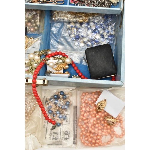 99 - A JEWELLERY BOX OF ASSORTED JEWELLERY, to include assorted costume jewellery, including beaded neckl... 