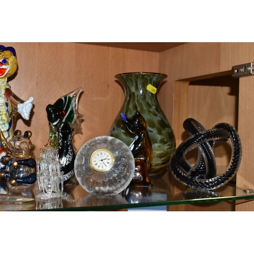 400 - A COLLECTION OF STUDIO GLASS, comprising a Dartington Crystal mantel clock, an amber glass Murano bu... 