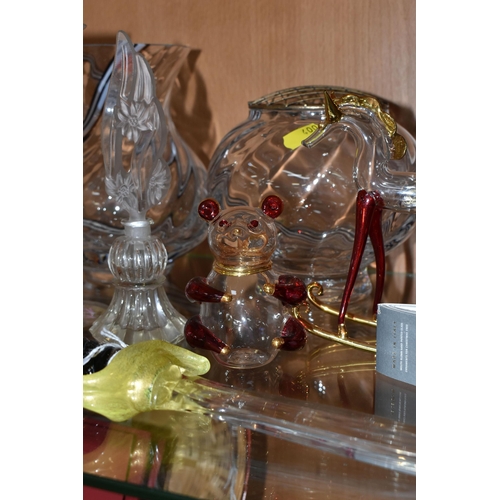 400 - A COLLECTION OF STUDIO GLASS, comprising a Dartington Crystal mantel clock, an amber glass Murano bu... 