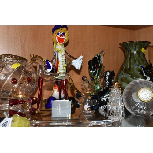 400 - A COLLECTION OF STUDIO GLASS, comprising a Dartington Crystal mantel clock, an amber glass Murano bu... 