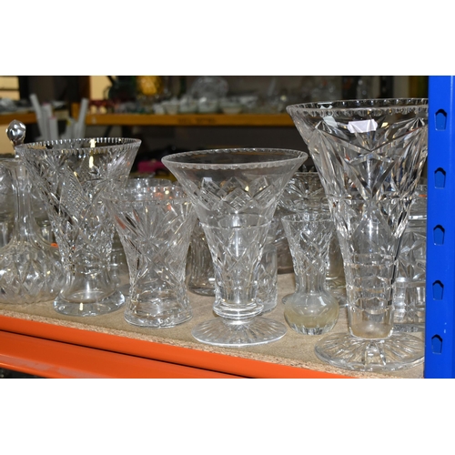 424 - A GROUP OF CUT CRYSTAL AND GLASSWARE to include a large quantity of mixed wine, port, whisky, brandy... 