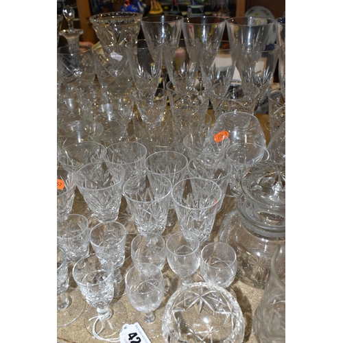 424 - A GROUP OF CUT CRYSTAL AND GLASSWARE to include a large quantity of mixed wine, port, whisky, brandy... 