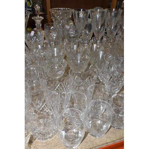 424 - A GROUP OF CUT CRYSTAL AND GLASSWARE to include a large quantity of mixed wine, port, whisky, brandy... 