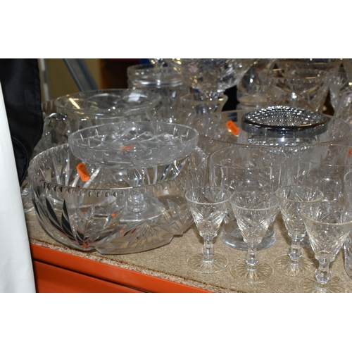 424 - A GROUP OF CUT CRYSTAL AND GLASSWARE to include a large quantity of mixed wine, port, whisky, brandy... 