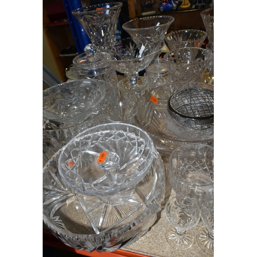 424 - A GROUP OF CUT CRYSTAL AND GLASSWARE to include a large quantity of mixed wine, port, whisky, brandy... 