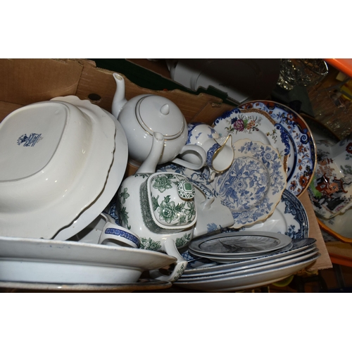 425 - TWO BOXES AND LOOSE CERAMICS AND GLASSWARE to include a Royal Doulton Burgundy tea set comprising a ... 