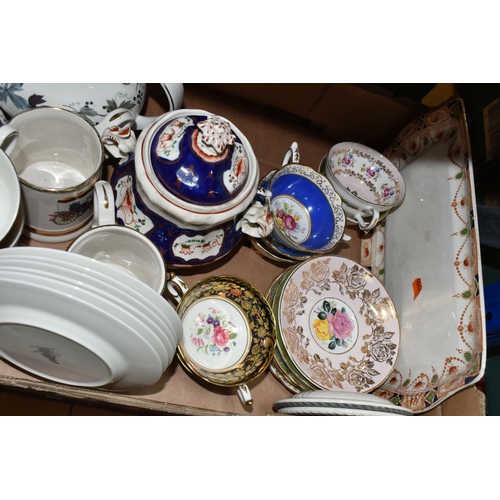 425 - TWO BOXES AND LOOSE CERAMICS AND GLASSWARE to include a Royal Doulton Burgundy tea set comprising a ... 