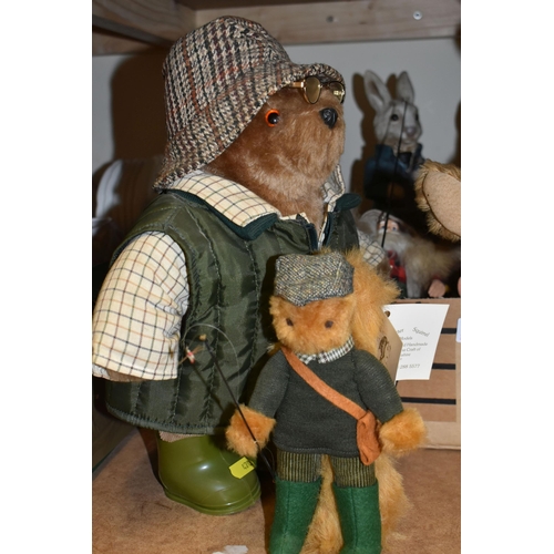 470 - ONE BOX OF NOVELTY FIGURES AND TEDDY, comprising a Franklin Mint Heirloom Bear - B2157 'John Wayne',... 