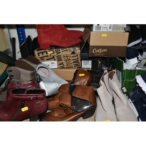 495 - A LARGE QUANTITY OF WOMEN'S SHOES to include mostly size 6 UK/39 EU shoes from named manufacturers c... 