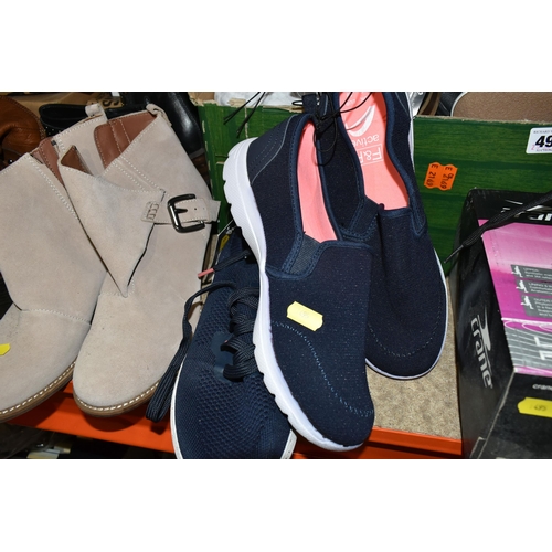 495 - A LARGE QUANTITY OF WOMEN'S SHOES to include mostly size 6 UK/39 EU shoes from named manufacturers c... 