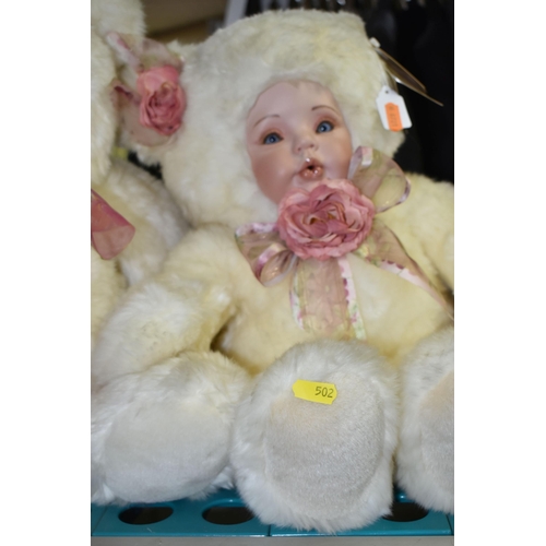 502 - FOUR LARGE WHITE SANDRA WILLIAM CREATION ANTHROPORMORPHIC DOLLS to include two Dutch Kissy dolls (in... 