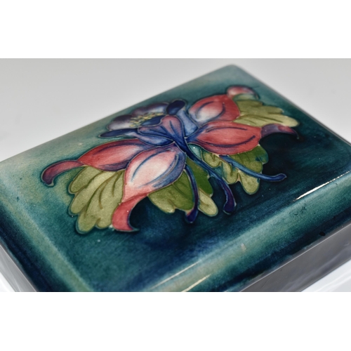 322 - A MOORCROFT POTTERY 'COLUMBINE' PATTERN TRINKET BOX, the cover tube lined with pink and purple colum... 